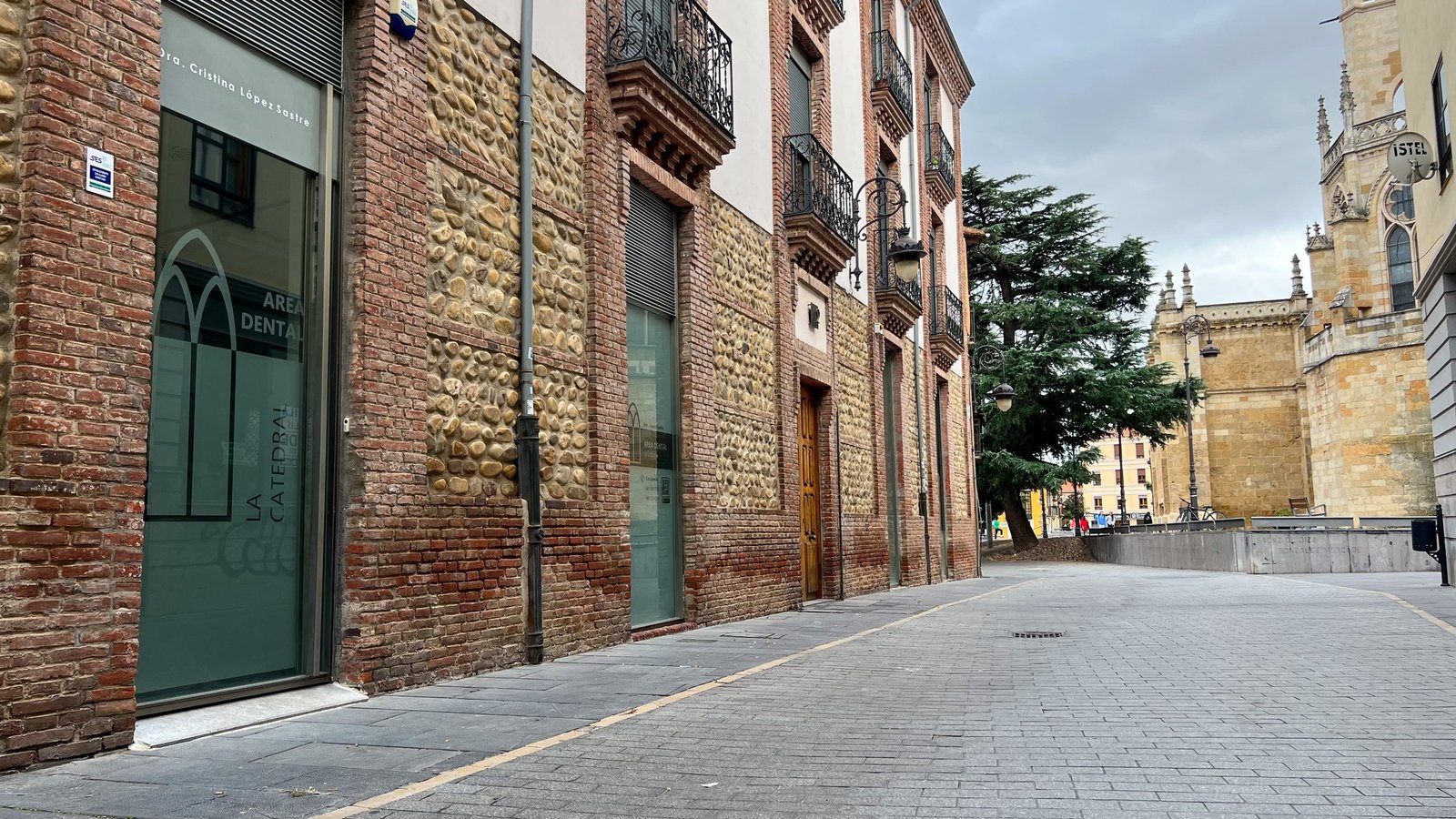 Área Dental La Catedral junto a la Catedral de León