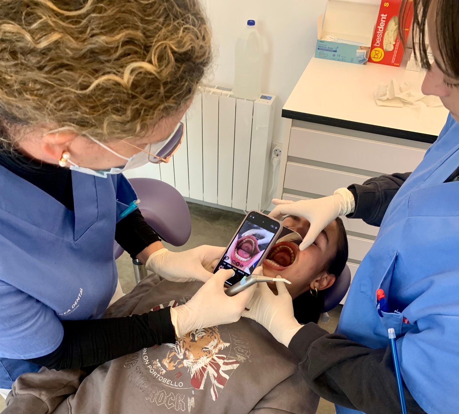 Equipo de Área Dental trabajando con una paciente